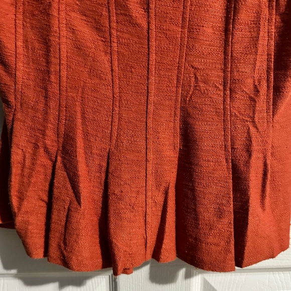 Orange shirt with lined detail on front. π - Picture 4 of 7